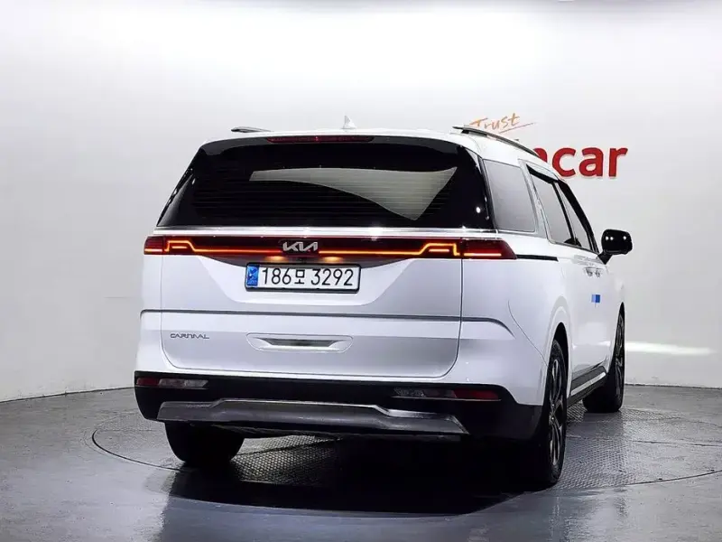 2023 Kia Carnival с пробегом 33 971 км