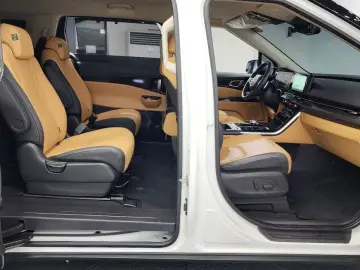 2023 Kia Carnival с пробегом 33 971 км
