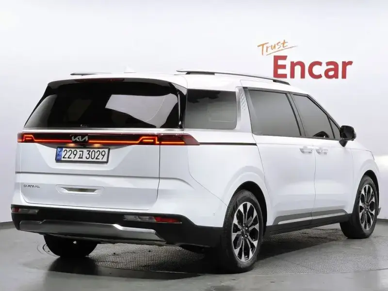 2023 Kia Carnival с пробегом 20 677 км