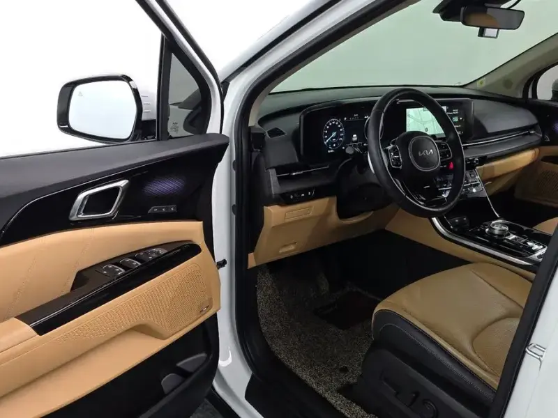 2023 Kia Carnival с пробегом 20 677 км