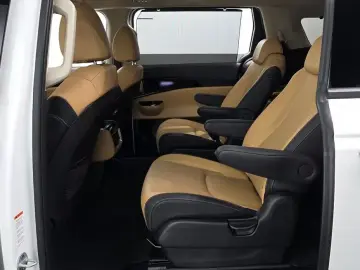 2023 Kia Carnival с пробегом 20 677 км