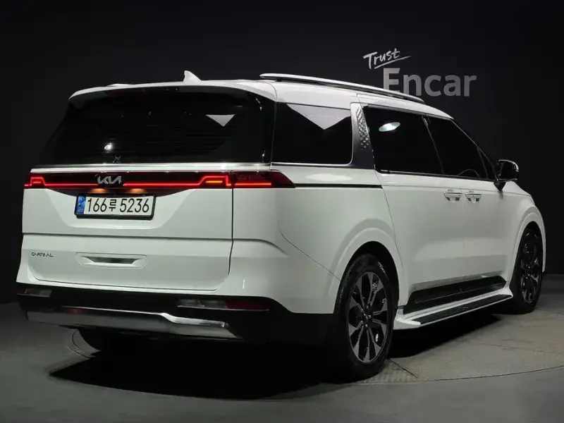 2023 Kia Carnival с пробегом 77 358 км