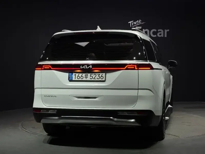 2023 Kia Carnival с пробегом 77 358 км