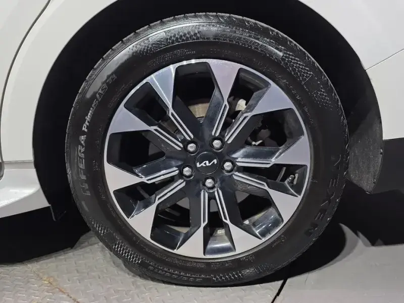 2023 Kia Carnival с пробегом 77 358 км