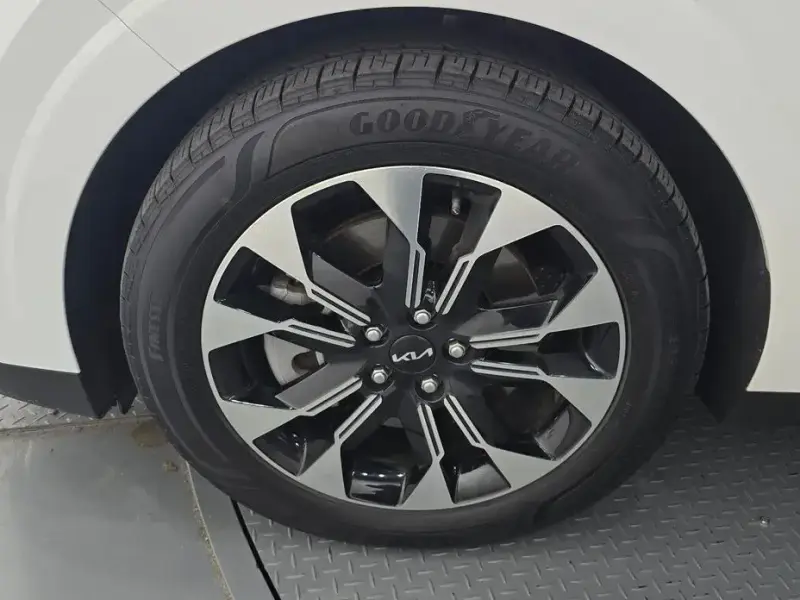 2023 Kia Carnival с пробегом 24 013 км