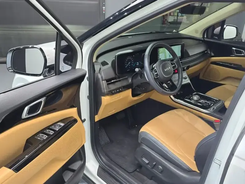 2023 Kia Carnival с пробегом 24 013 км