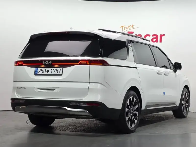 2023 Kia Carnival с пробегом 70 318 км