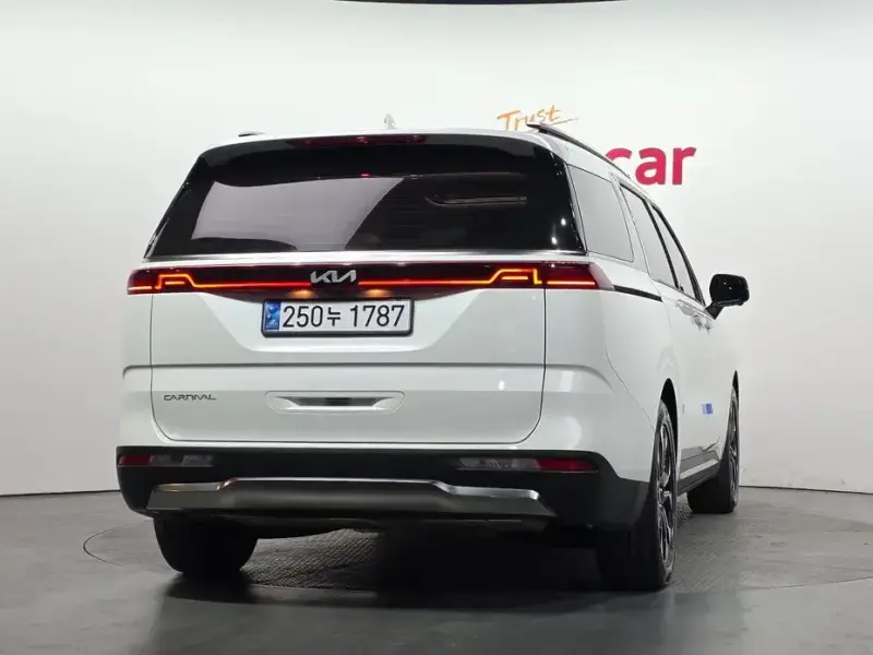 2023 Kia Carnival с пробегом 70 318 км