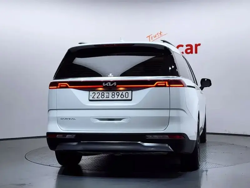2023 Kia Carnival с пробегом 22 467 км