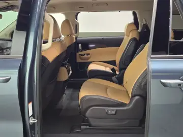 2023 Kia Carnival с пробегом 33 781 км