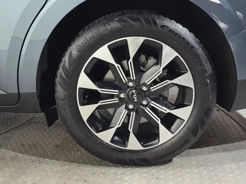2023 Kia Carnival с пробегом 33 781 км