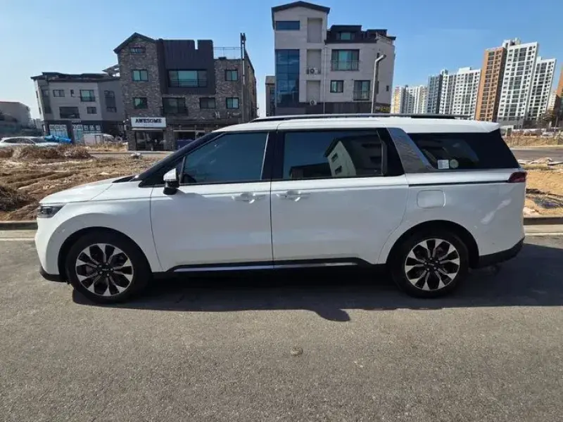 2023 Kia Carnival с пробегом 16 000 км