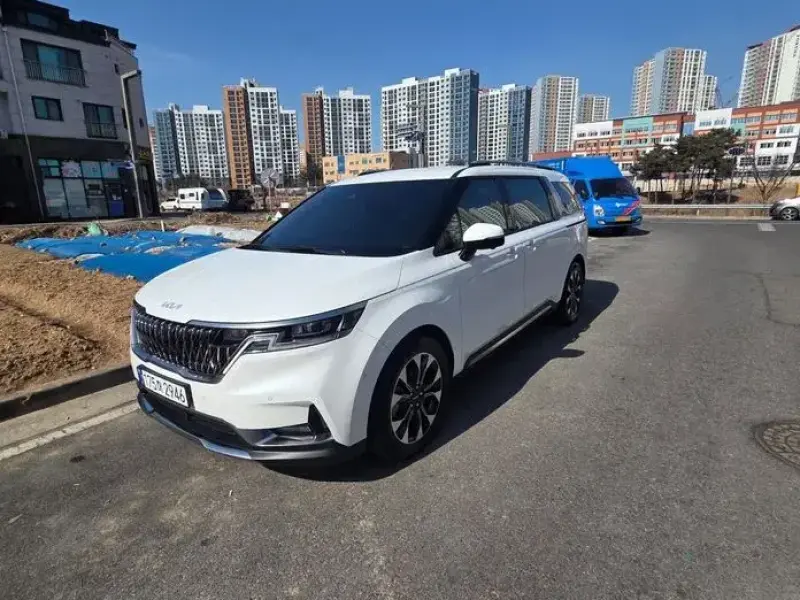 2023 Kia Carnival с пробегом 16 000 км
