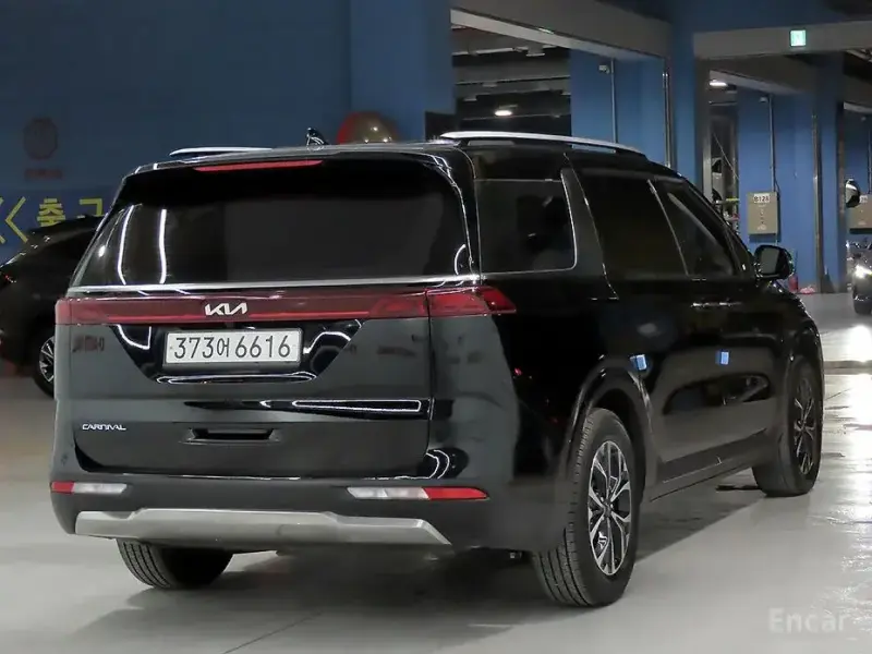 2023 Kia Carnival с пробегом 62 244 км