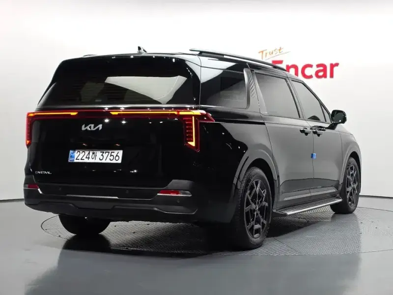 2025 Kia Carnival с пробегом 9 339 км