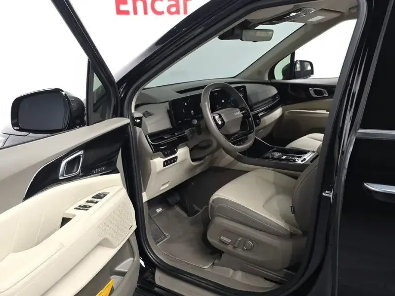 2025 Kia Carnival с пробегом 9 339 км