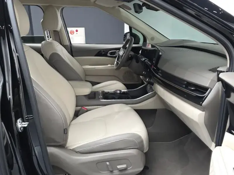 2025 Kia Carnival с пробегом 9 339 км