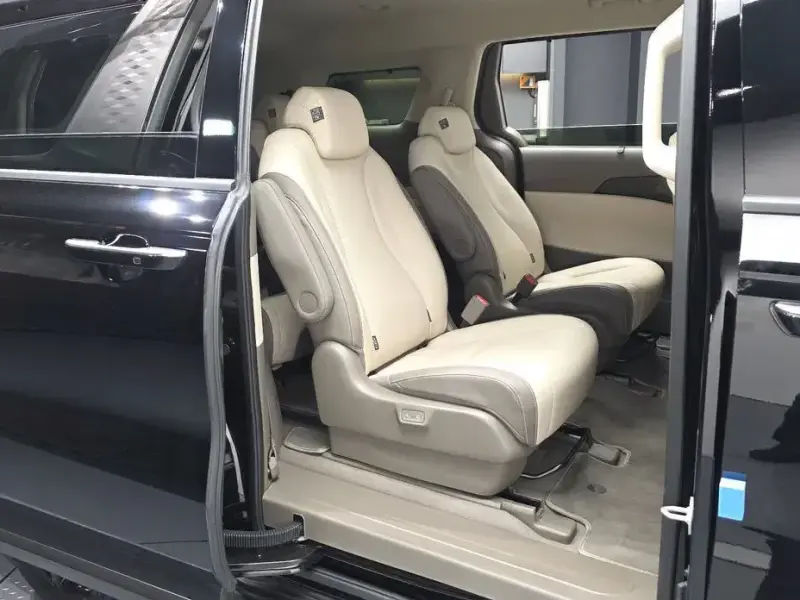 2025 Kia Carnival с пробегом 9 339 км