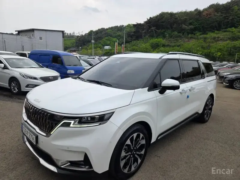 2023 Kia Carnival с пробегом 33 210 км