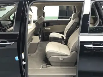 2025 Kia Carnival с пробегом 9 339 км
