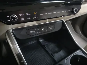 2025 Kia Carnival с пробегом 9 339 км
