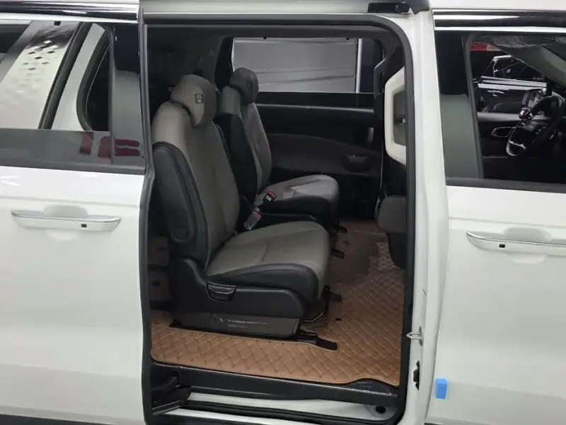 2025 Kia Carnival с пробегом 10 927 км