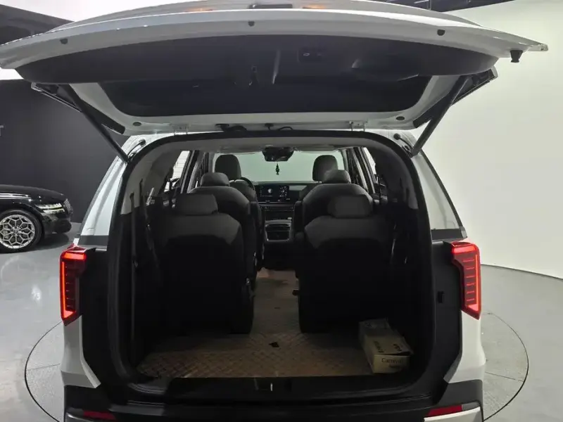 2025 Kia Carnival с пробегом 10 927 км