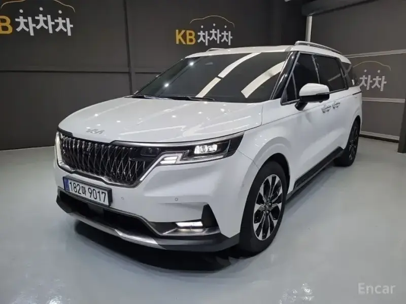 2023 Kia Carnival с пробегом 14 996 км
