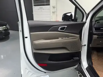 2025 Kia Carnival с пробегом 10 927 км