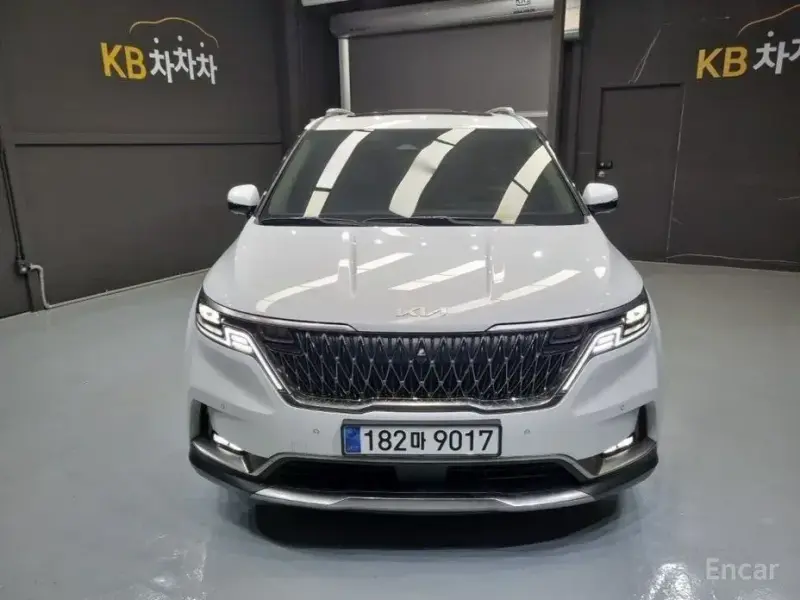 2023 Kia Carnival с пробегом 14 996 км