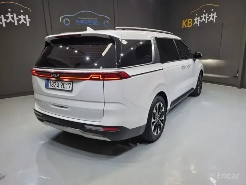 2023 Kia Carnival с пробегом 14 996 км