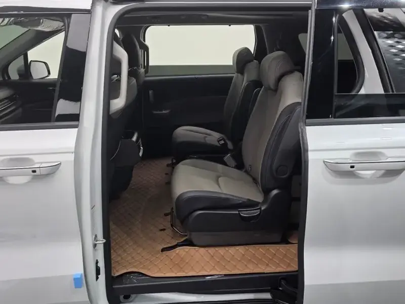 2025 Kia Carnival с пробегом 10 927 км