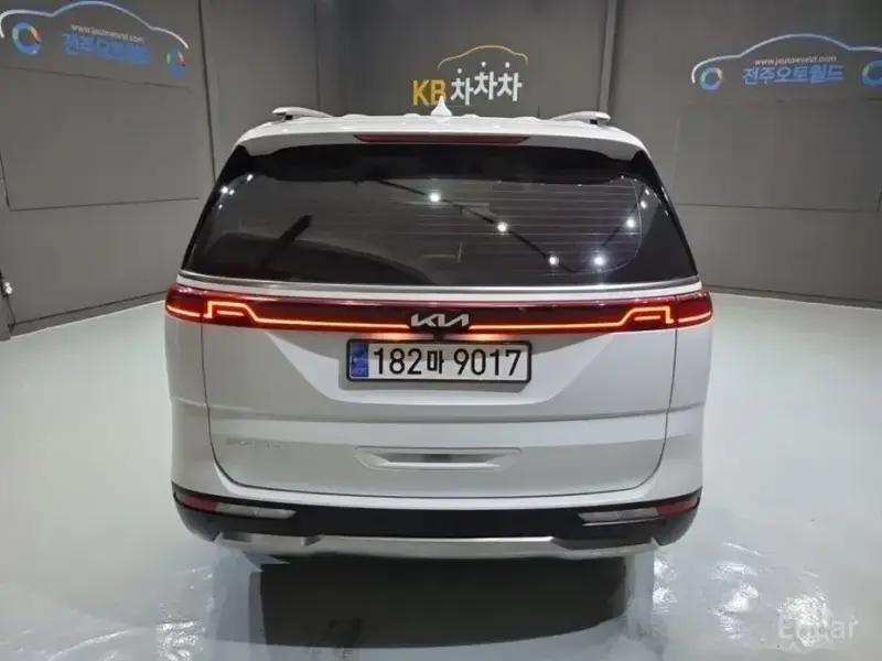 2023 Kia Carnival с пробегом 14 996 км