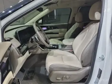 2023 Kia Carnival с пробегом 14 996 км