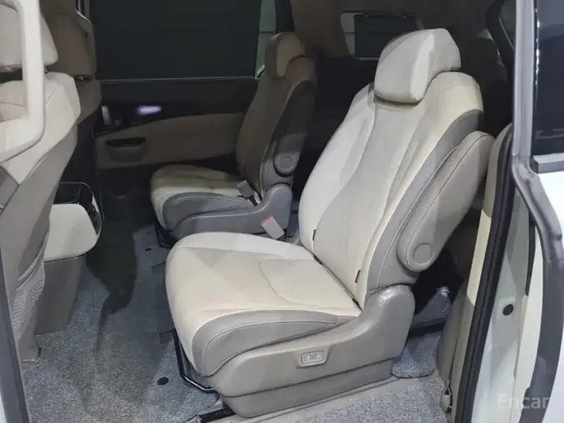 2023 Kia Carnival с пробегом 14 996 км