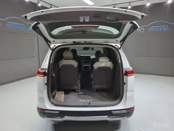 2023 Kia Carnival с пробегом 14 996 км