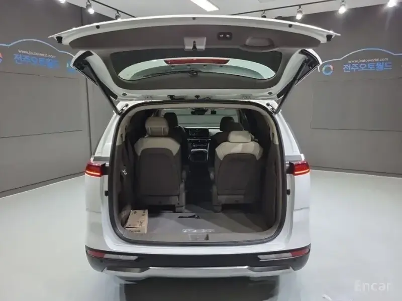 2023 Kia Carnival с пробегом 14 996 км