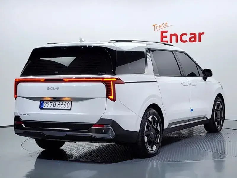 2024 Kia Carnival с пробегом 23 327 км
