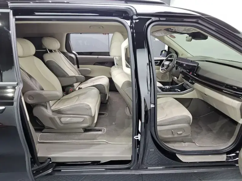 2025 Kia Carnival с пробегом 9 625 км