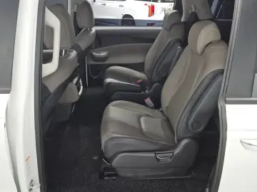 2024 Kia Carnival с пробегом 24 851 км