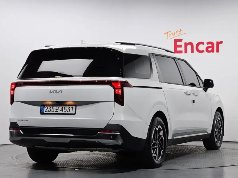 2024 Kia Carnival с пробегом 10 709 км