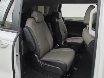 2024 Kia Carnival с пробегом 15 107 км