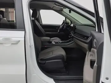 2024 Kia Carnival с пробегом 27 139 км