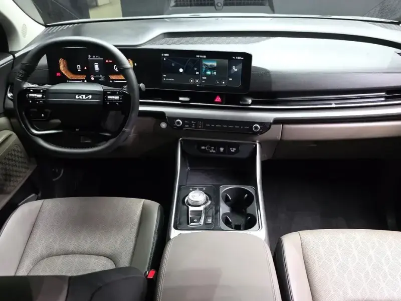 2025 Kia Carnival с пробегом 12 634 км