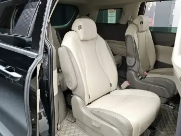 2024 Kia Carnival с пробегом 16 999 км