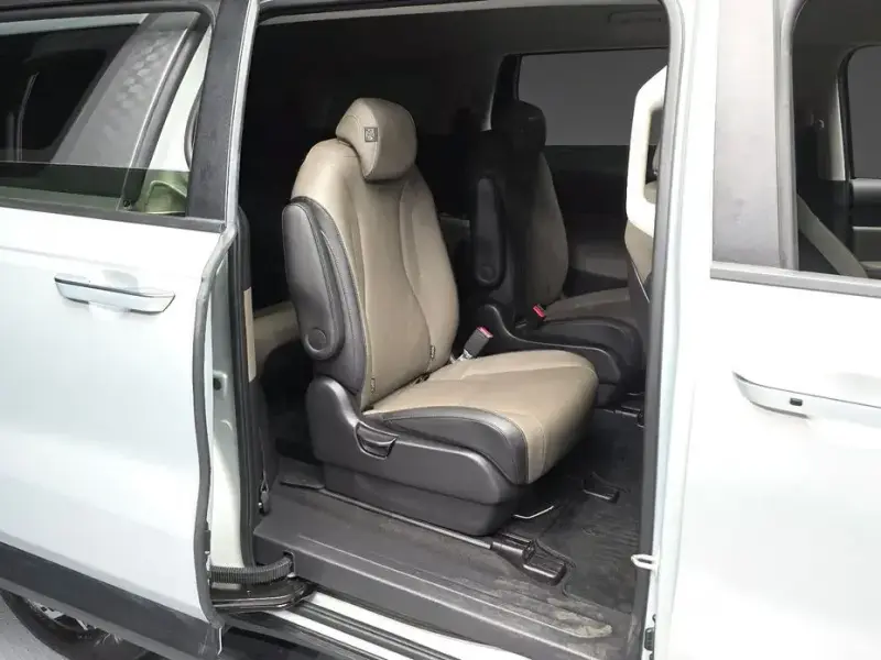 2025 Kia Carnival с пробегом 12 634 км