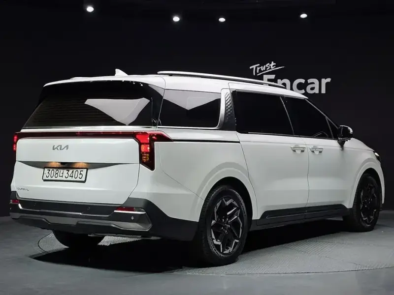 2023 Kia Carnival с пробегом 83 512 км