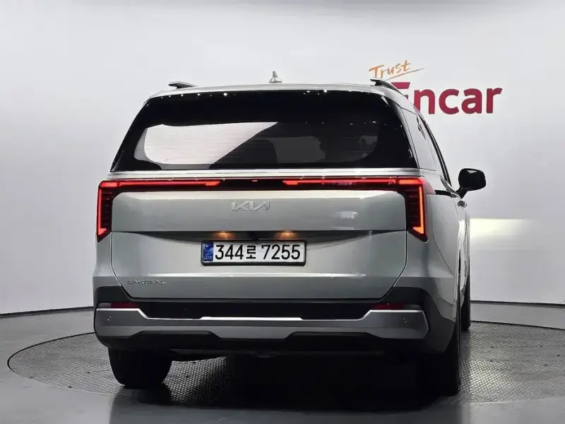 2025 Kia Carnival с пробегом 15 800 км