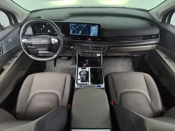 2025 Kia Carnival с пробегом 15 800 км