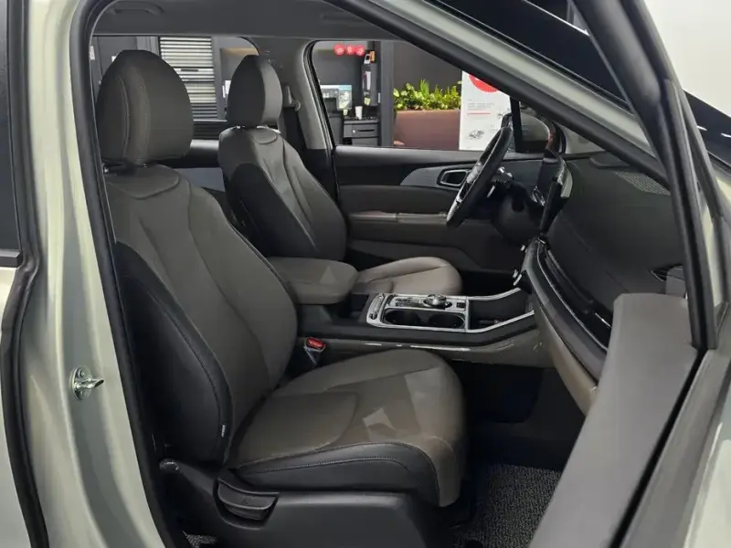 2025 Kia Carnival с пробегом 15 800 км